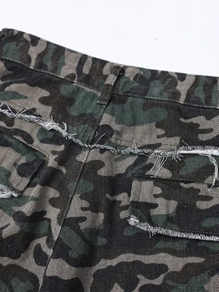 Men's Camo Print Cargo Denim Shorts with Multiple Pockets