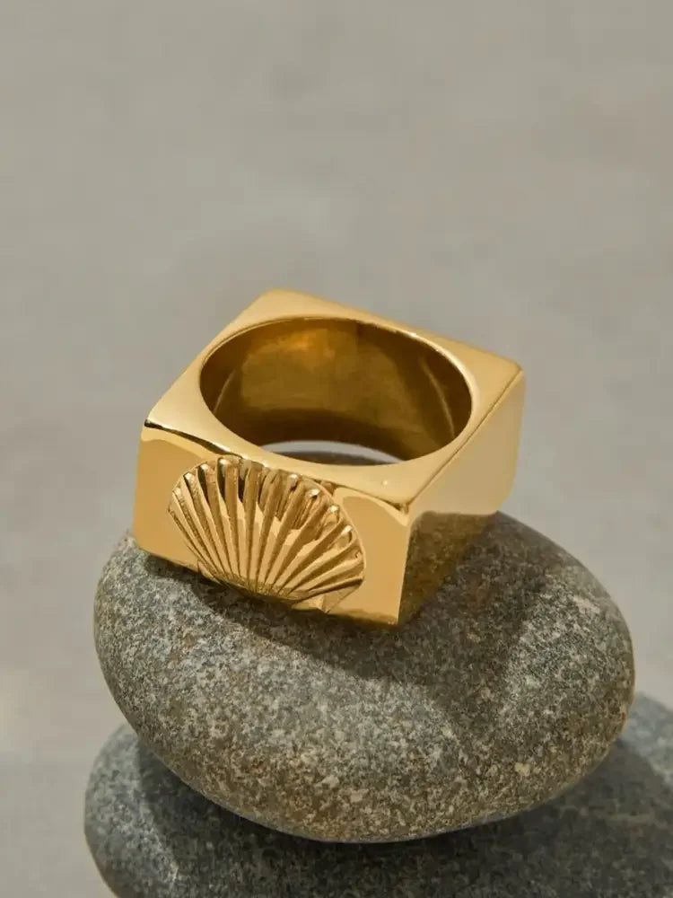 Vintage Shell Pattern Gold Signet Ring